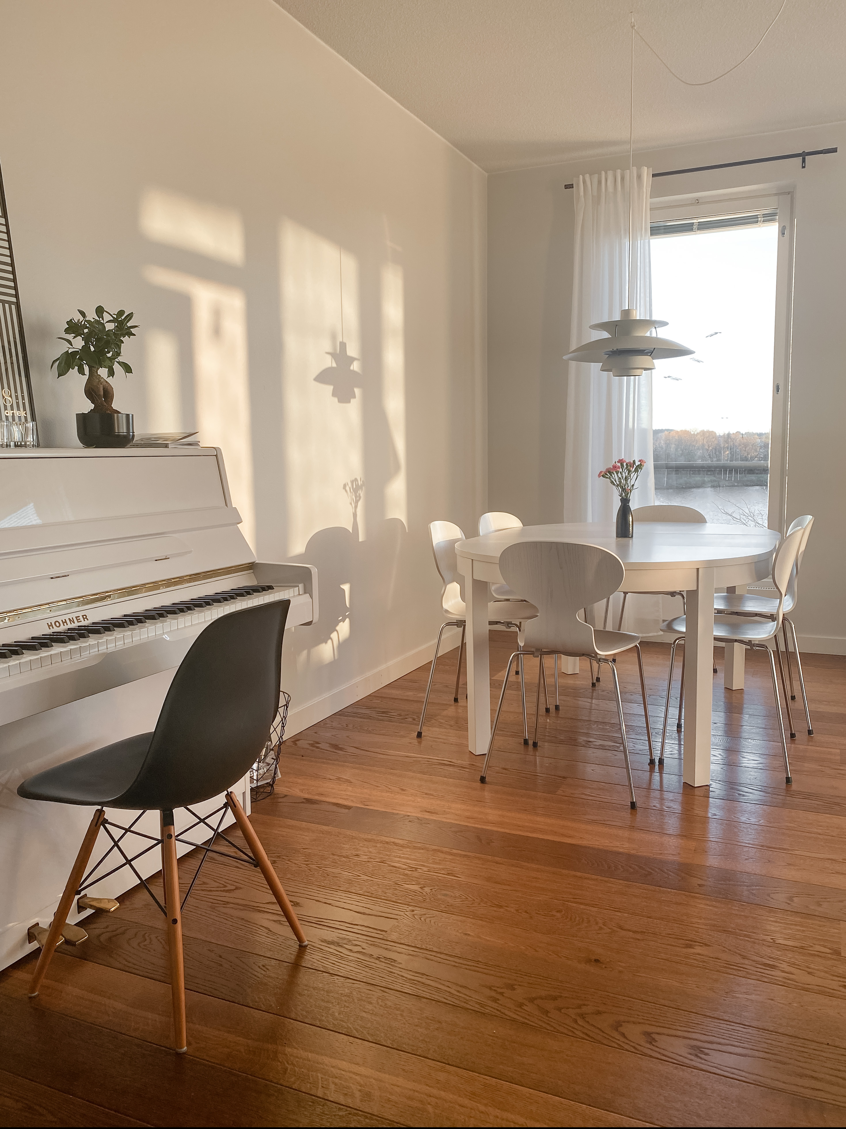 Ruokailutila ja piano